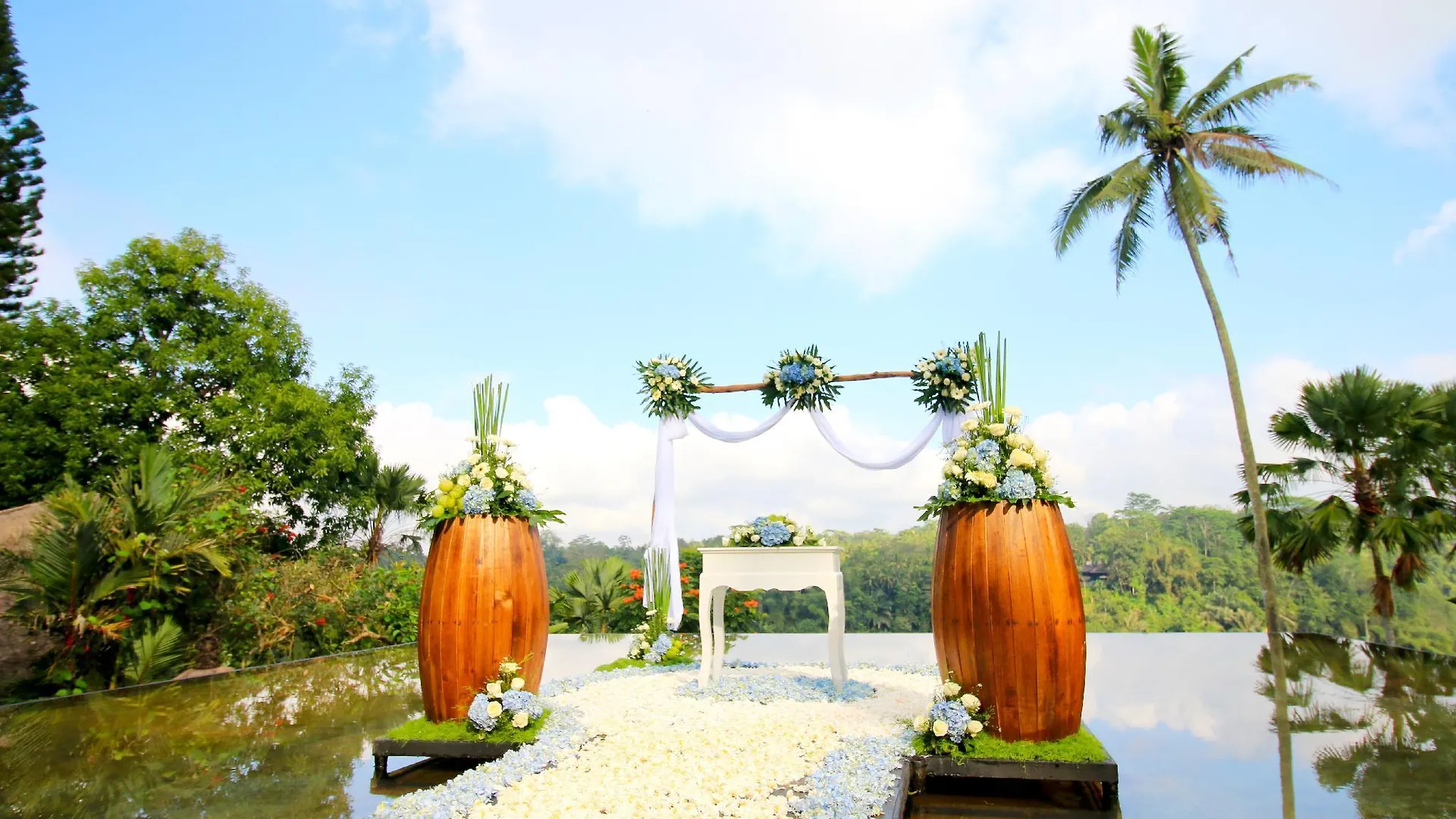 Kupu Kupu Barong Villas And Tree Spa By L'Occitane Ubud  5*, Ubud (Bali)